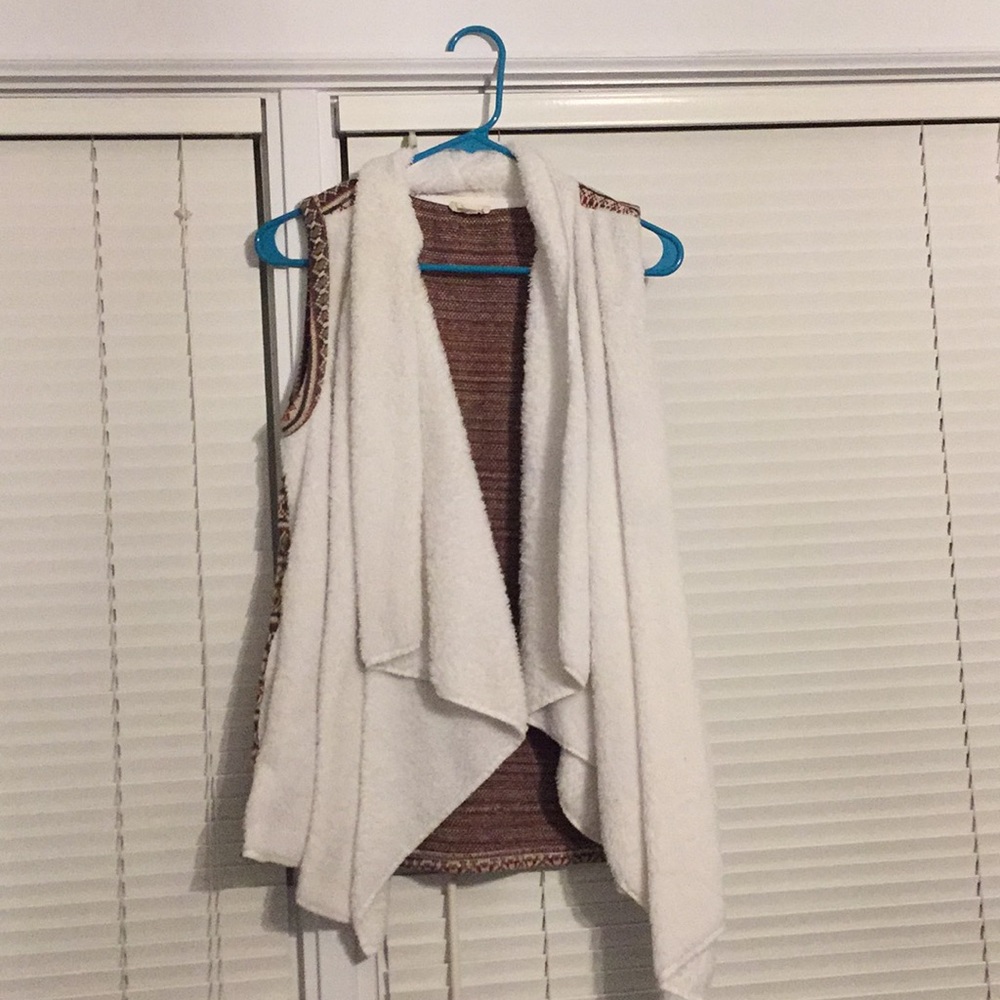 hem and thread patterned vest